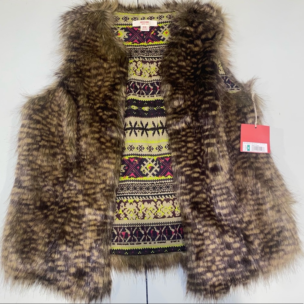 Women’s Mossimo brown faux fur vest size M. NWT. Aztec print lining.